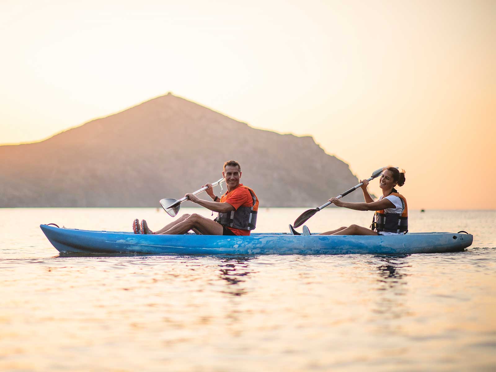 couple kayaking
